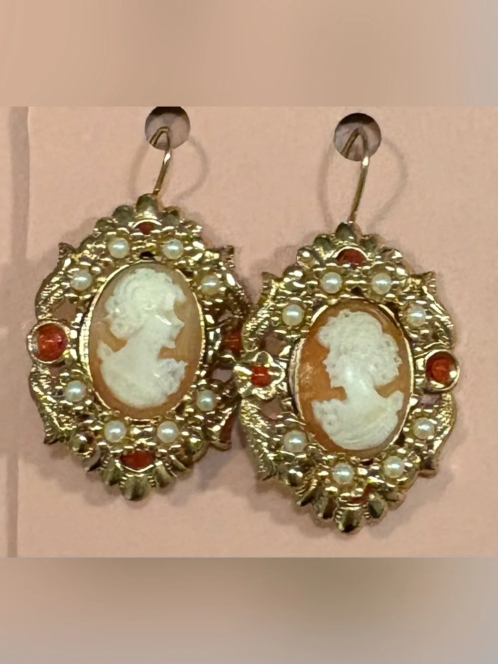 Vintage-Style Cameo Pendant Necklace and earrings in Gold and Cream